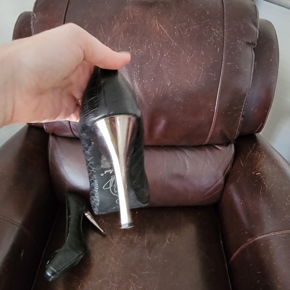 Baby Phat Black shoes with Chrome heels - Picture 7 of 8